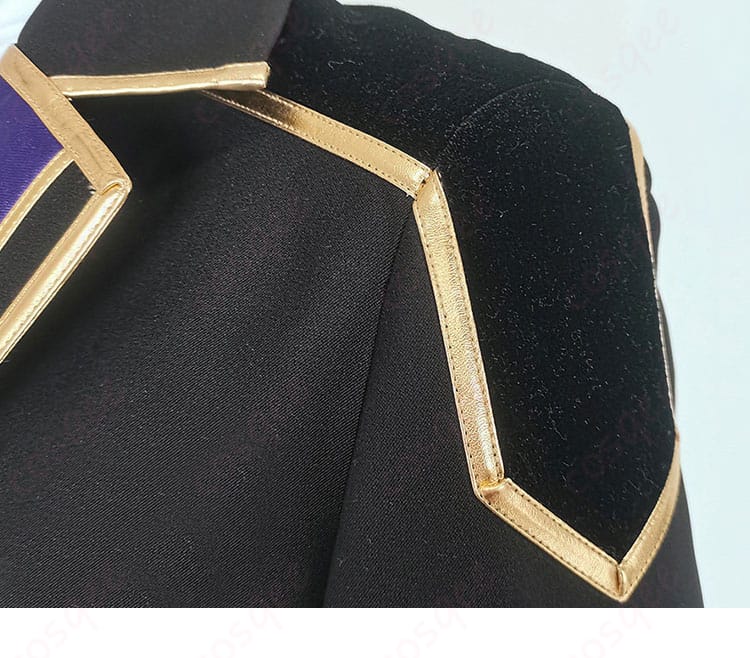 肩から袖にかけての装飾ラインと切替のディテール