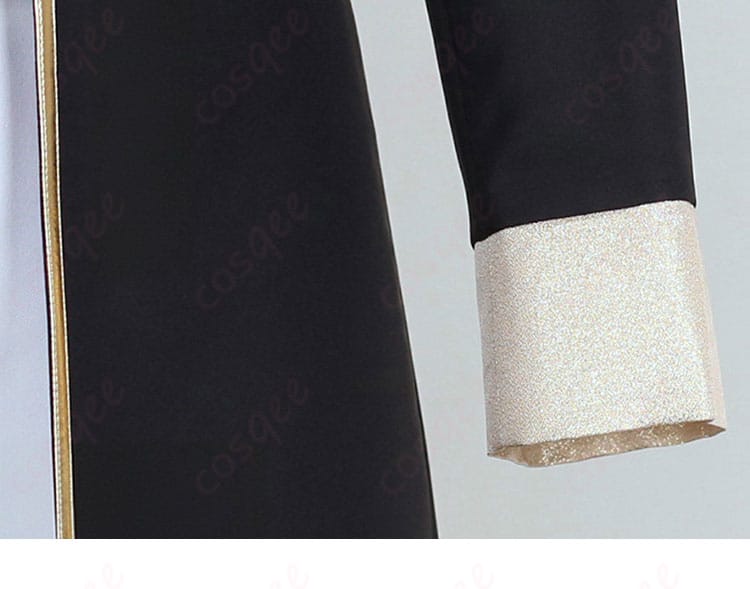 袖口カフスの装飾とボタンのアップ