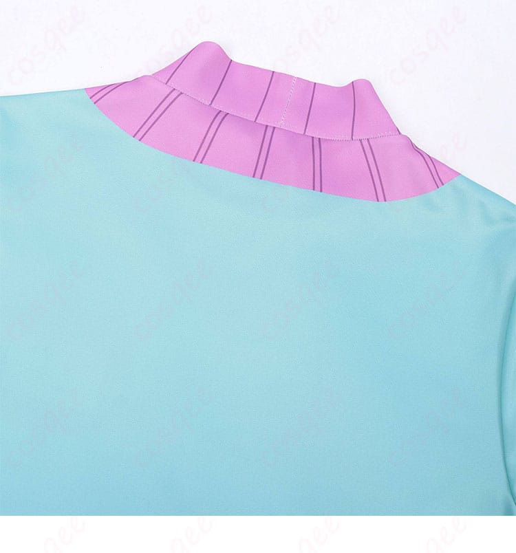 ブルーパーカー背面装飾とフードのボリューム感