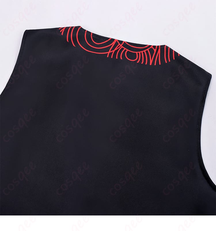 ベスト背面の装飾ディテール（背ベルト・切替）