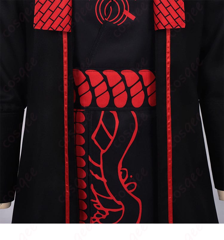 前立て部分の留め具とライン装飾