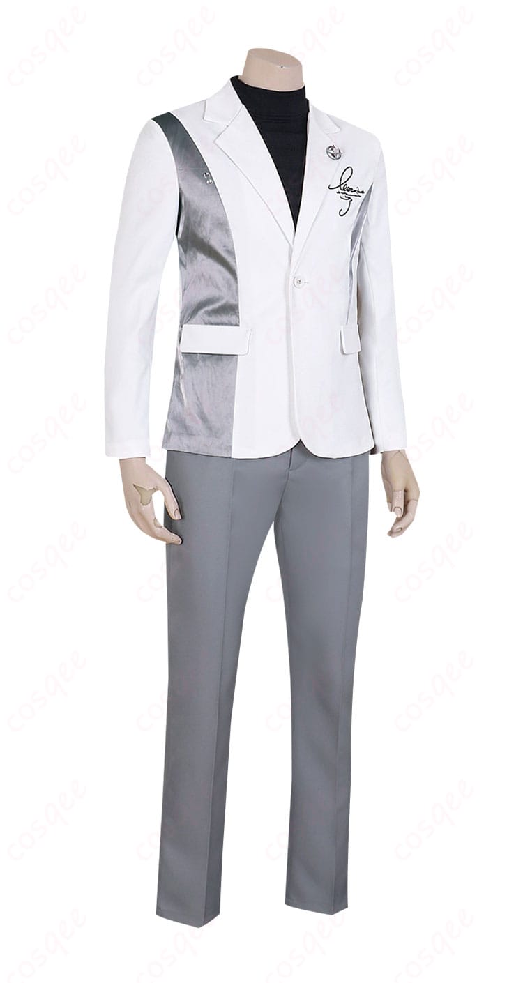 セイヤ 銀色の意志 コスプレ衣装の側面。コートのラインとズボンのシルエット、肩周りの可動感を確認。