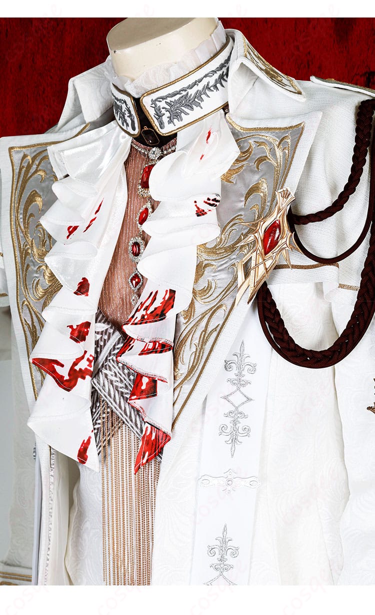 衣領と装飾のディテール。カラーの形状と金属風パーツの意匠が見える接写