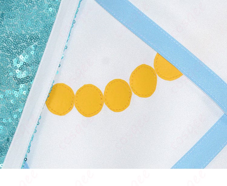 スカート裾の装飾ディテール。レース端処理とカーブのきれいさ、撮影時の揺れ感が伝わる