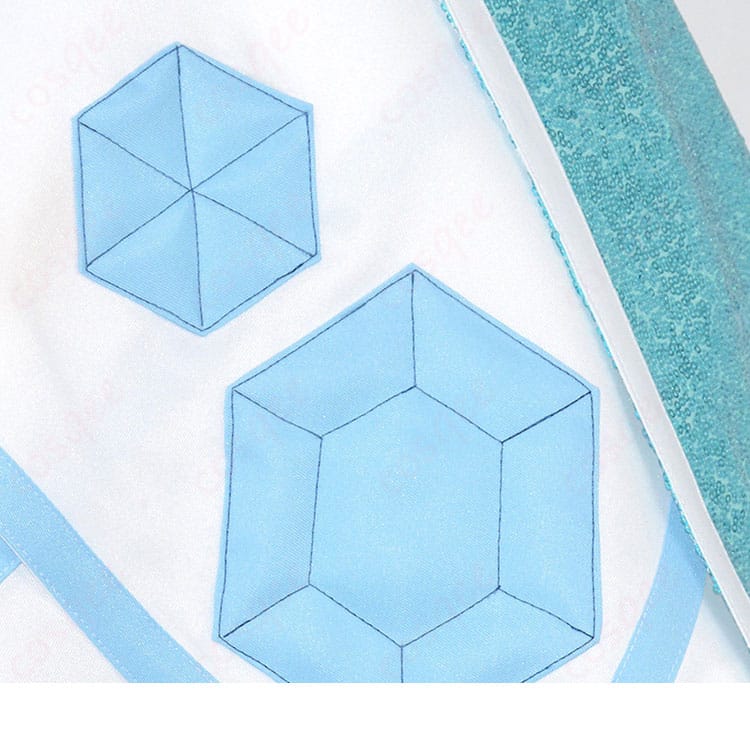 六角形モチーフ装飾の接写。幾何学パターンの質感と縫い付け精度、発色の良さを強調