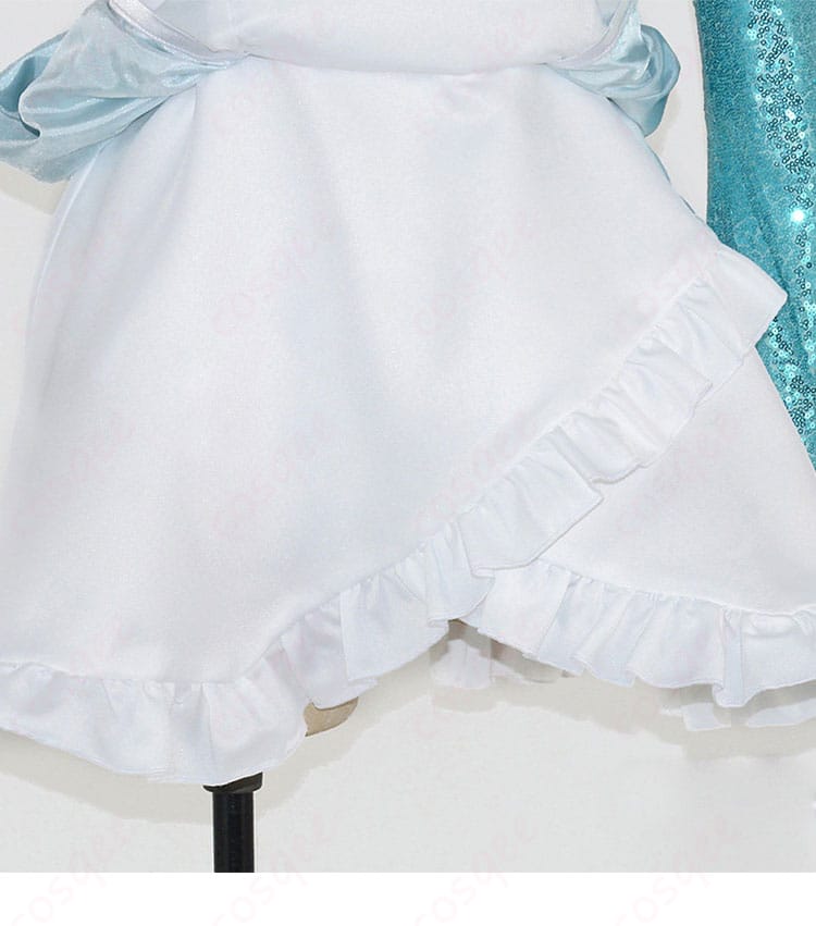 スカート裾のディテール（ドレープ感と装飾の近接）