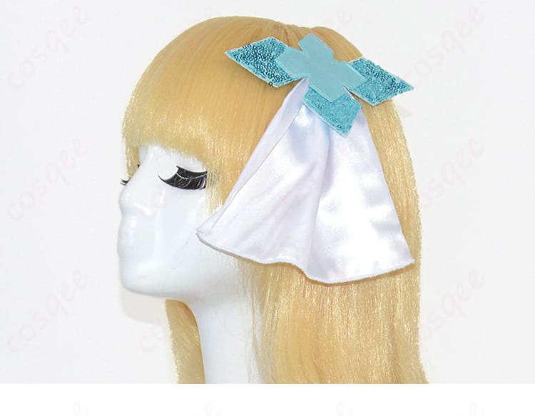 頭飾りの素材感と留め具部分のクローズアップ