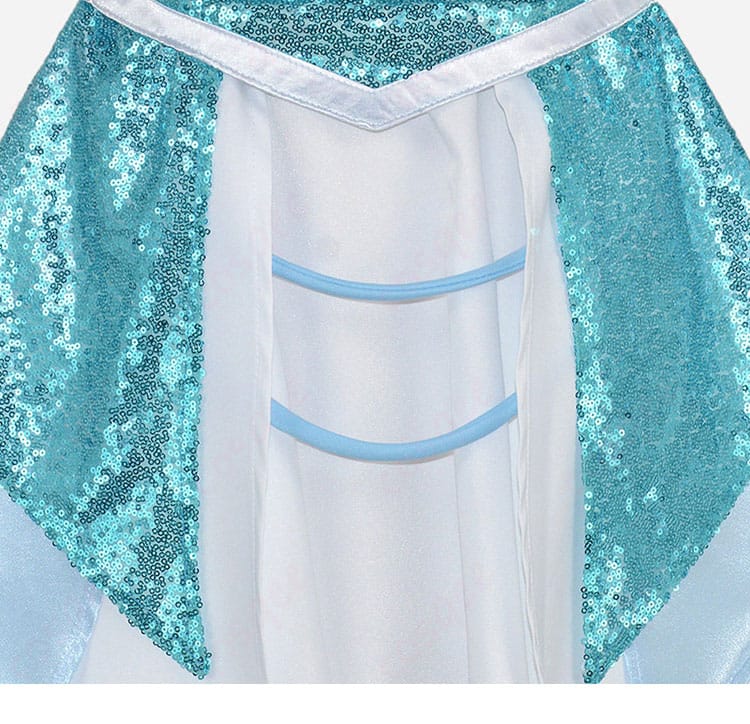 スカート背面裾の装飾ディテールとドレープ感の拡大画像