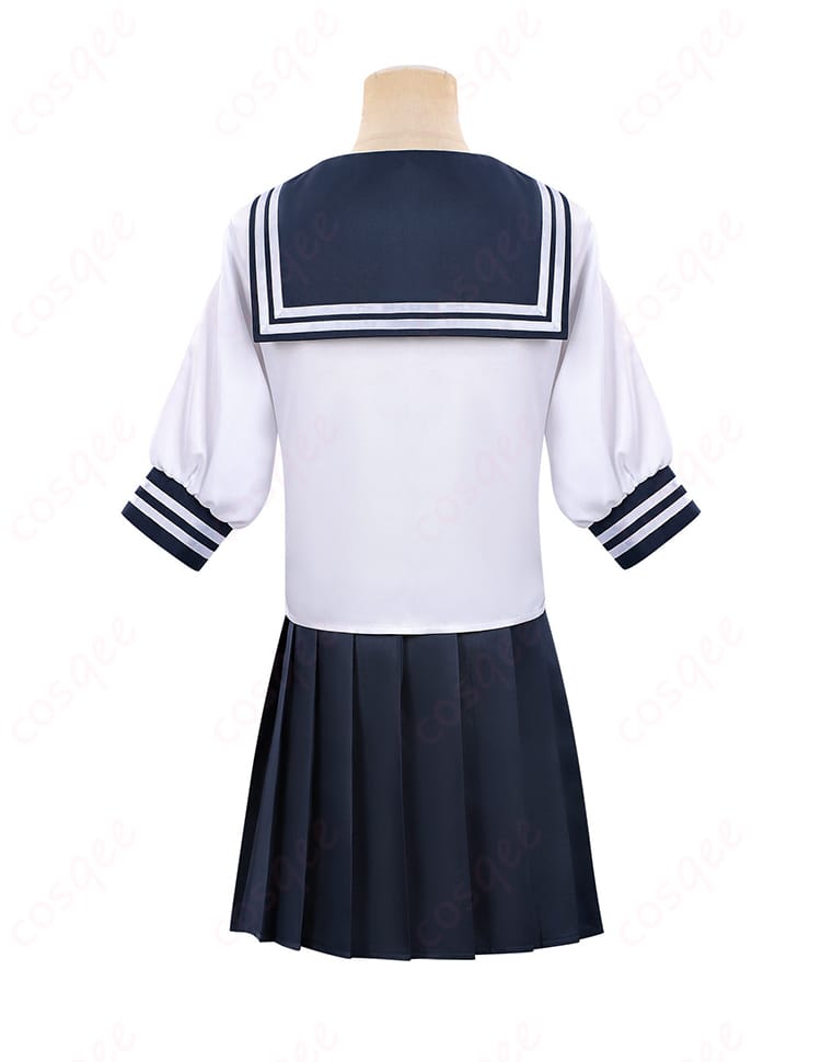 鈴木みゆ 制服コスプレ トップス背面とスカートの見え方