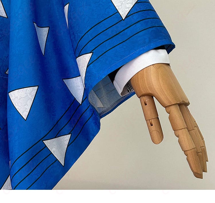 袖口の装飾ディテール。直線的でクールな仕立てが見える