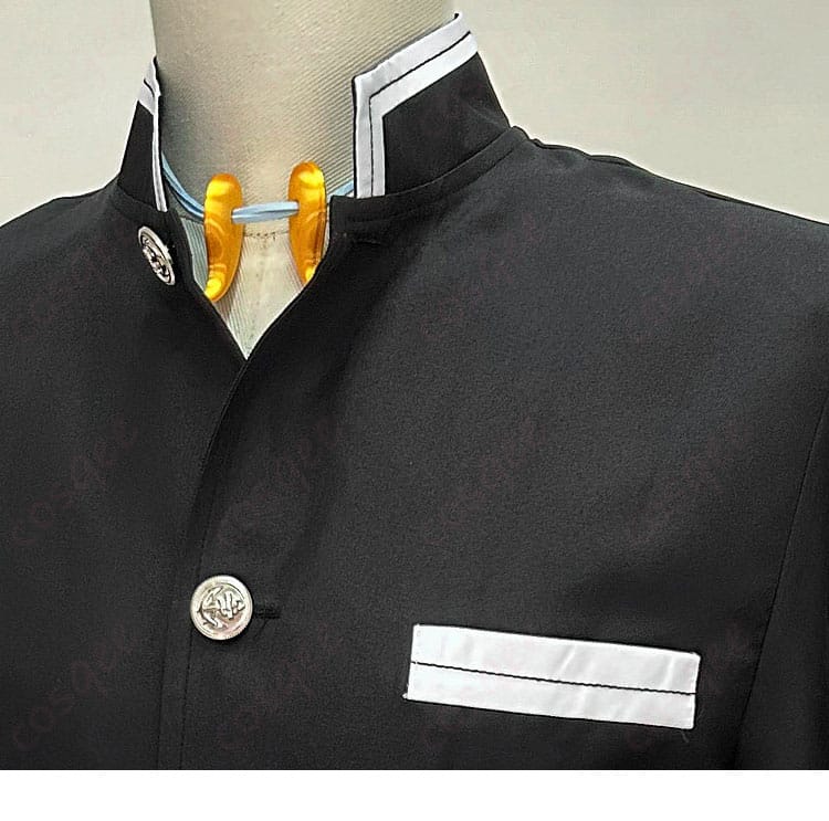 隊服の襟元と首飾りの装飾ディテール。はだけにくい前合わせ設計を強調