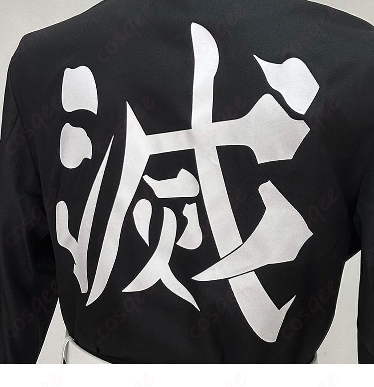 羽織背面の文字装飾ディテール。撮影で映えるコントラスト表現