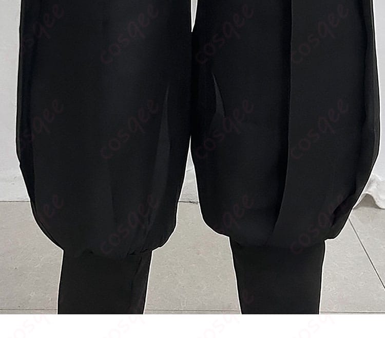 ズボン裾と脚周りの装飾ディテール。脚絆とのつながりが分かる