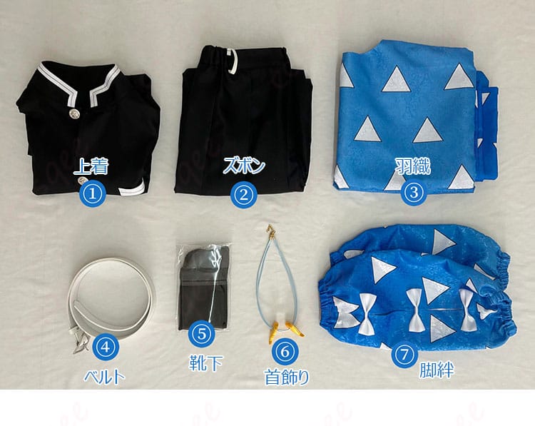 セット内容一式の平置き。上着・ズボン・羽織・首飾り・脚絆・ベルト・靴下を確認可能