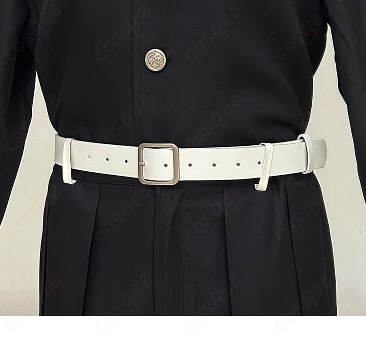 ウエストのベルト装飾ディテール。フィット感調整とアクセントの両立