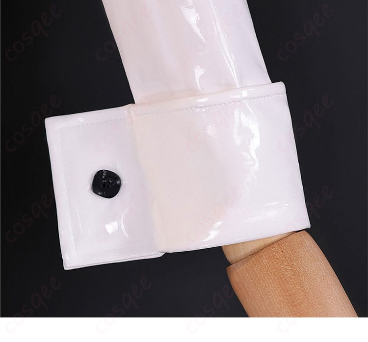 袖口の縫製と装飾パーツの近接ディテール画像