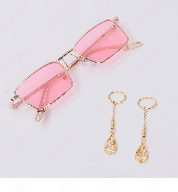 メガネと耳飾りのディテール。フレームの形状とメタルの質感をクローズアップ