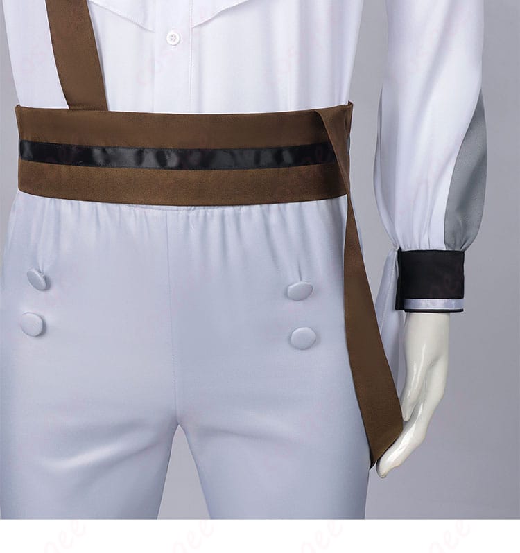 ベルトの装飾・バックル部分ディテール。ウエスト微調整がしやすい設計。