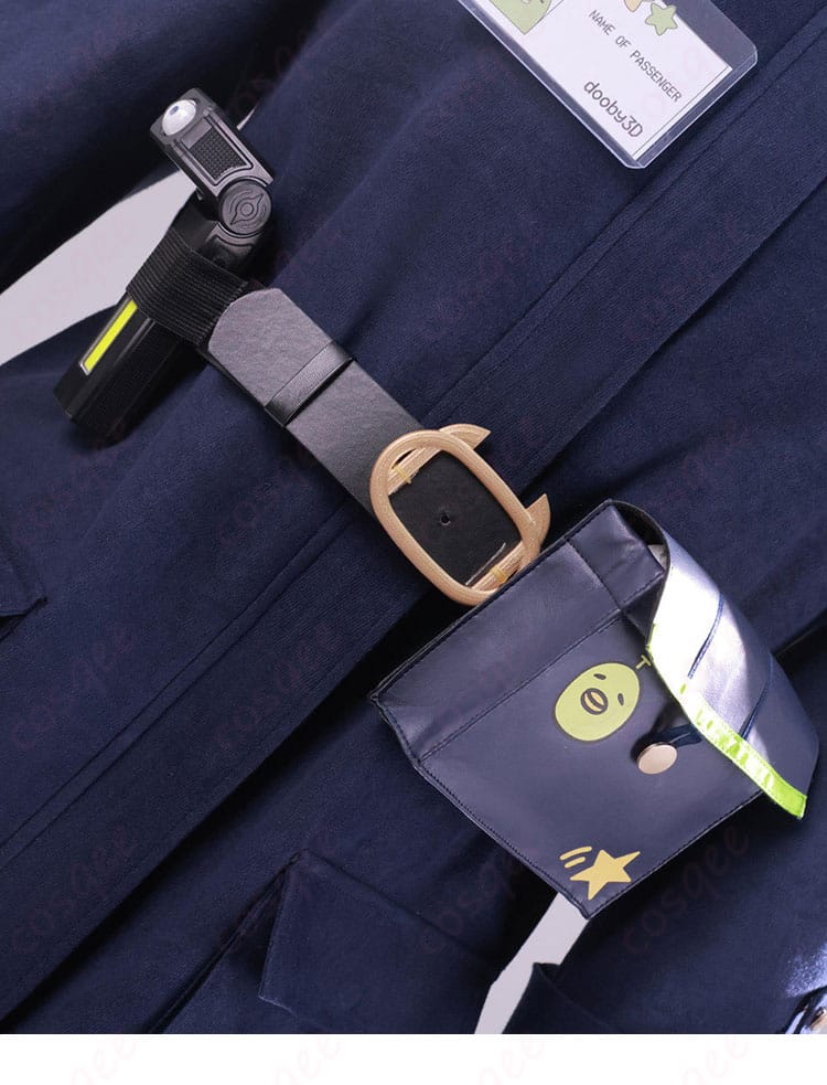 腰回りの装飾ディテール。ベルトと腰飾りの配置