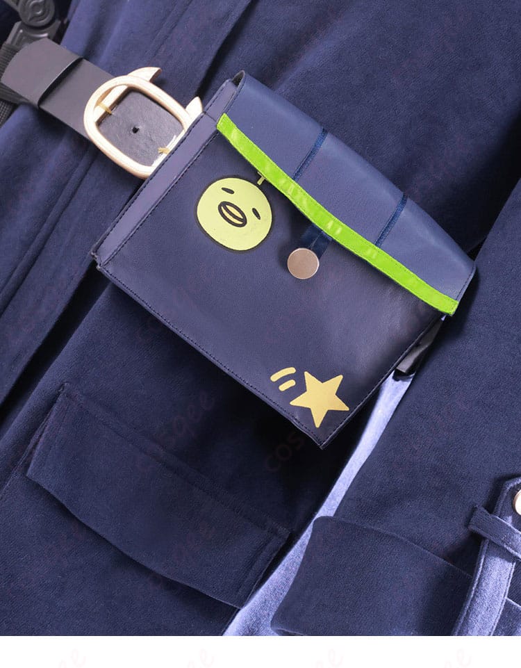 ウエストポーチと腰飾りの近接。実用的な収納部の形状