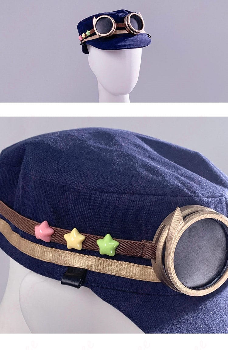 帽子装飾の近接。庇の艶と徽章の配置