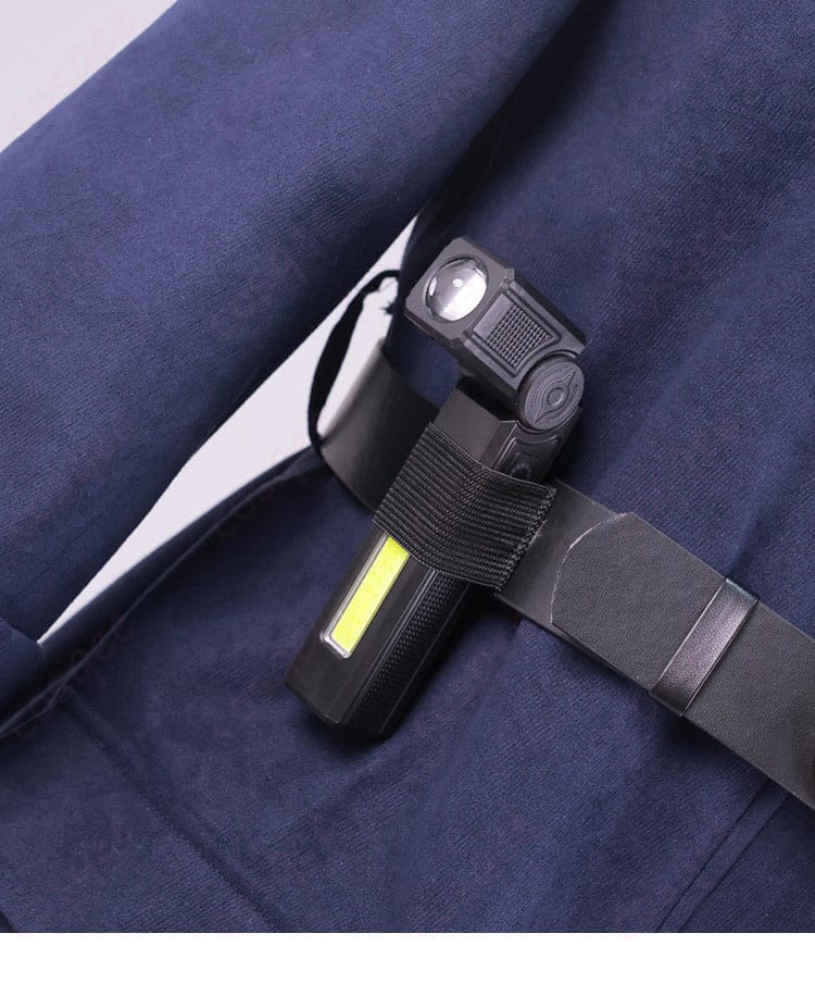 腰飾りのアップ。チェーンとメタルパーツの反射感