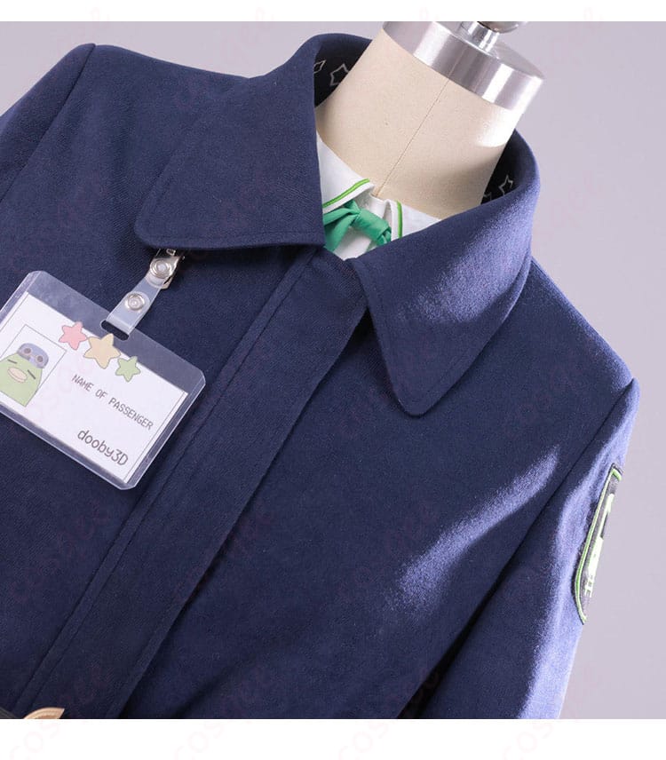 襟元装飾のアップ。襟章・スカーフ結び目の仕上がり