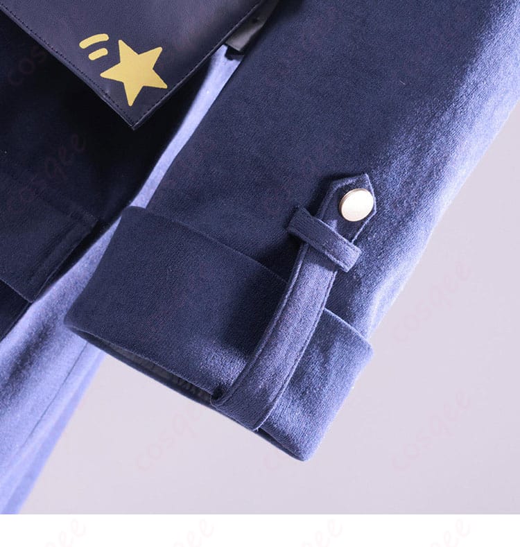 袖口装飾のアップ。カフスとラインテープの縫製