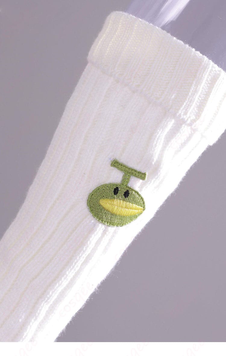 靴下の柄装飾ディテール。ラインとワッペン風モチーフ