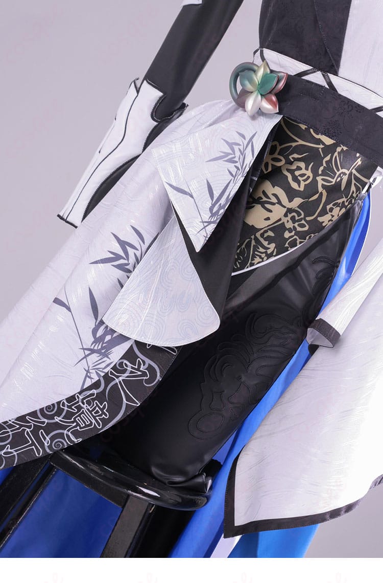 腰部アクセサリーと固定ベルトのディテール