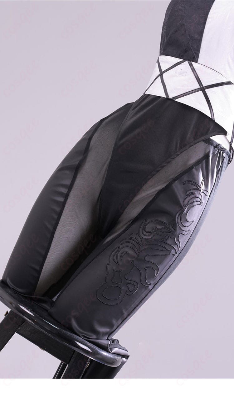 パンツ側面の英字プリント装飾ディテール