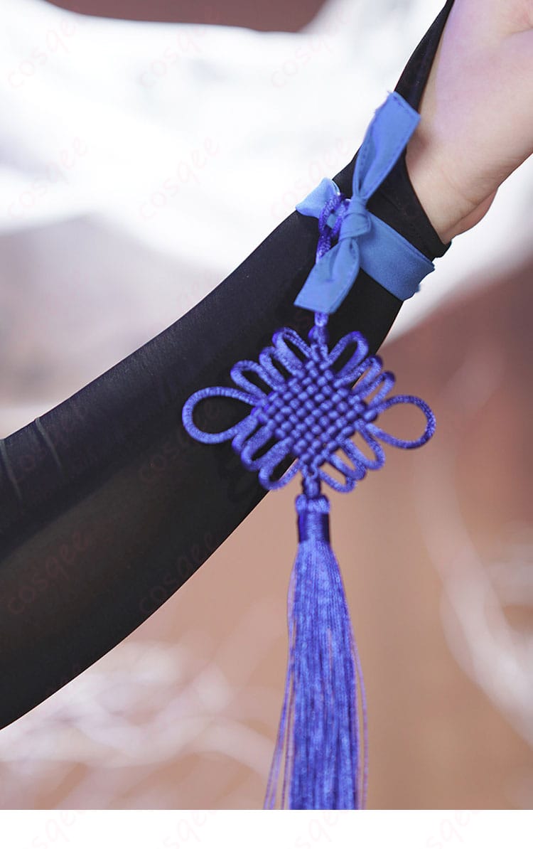 腕飾り・手袋の近接写真。素材感と留め具の構造