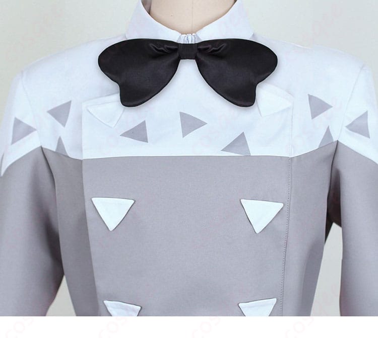 衣襟とラペル装飾の接写。縁取りとステッチワークで上品に仕上げた襟元