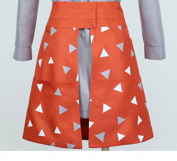 裾まわりの装飾ディテール。パイピングとヘムの厚みで形をキープ