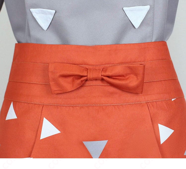 スカート上端のディテール。ギャザー分量とウエスト帯の構造を確認