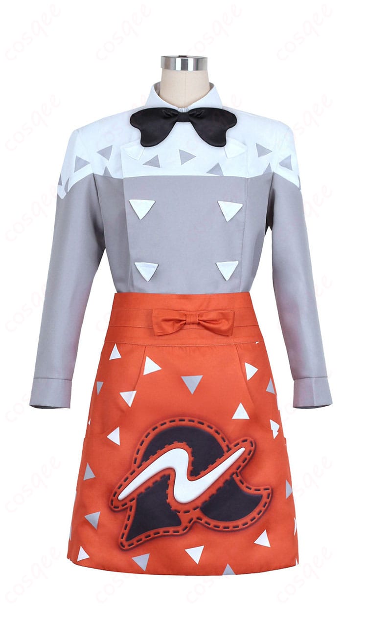 衣装の正面全体。トップスとショートスカート、白エプロン、蝶ネクタイのバランスが分かる