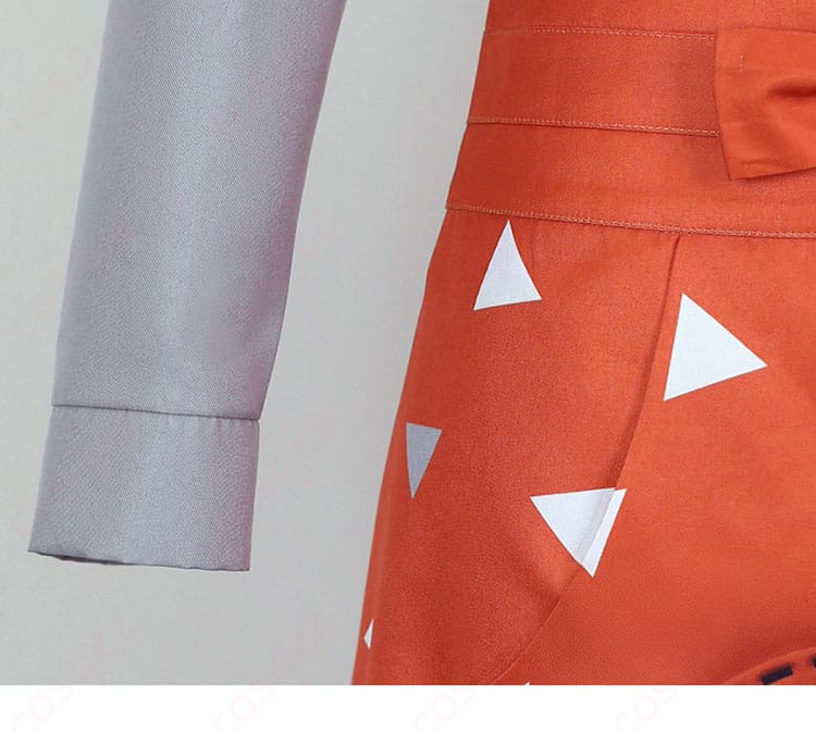 袖口のディテール。カフスの形状とボタン配置で手元をすっきり見せる