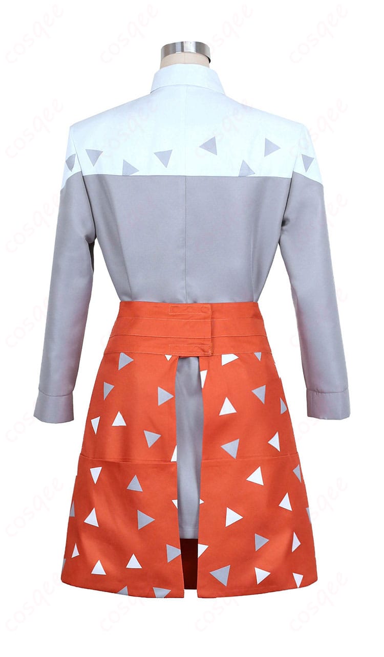 衣装の背面。背面ファスナーとエプロンの結び位置、裾の落ち感を表示