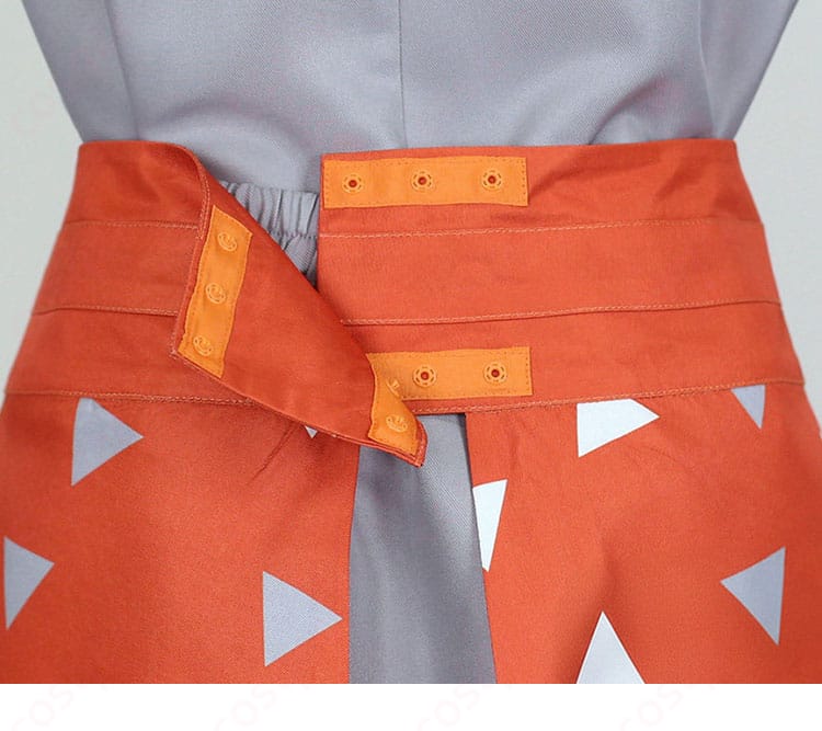 スカート背面ウエストのボタンディテール。着脱とサイズ微調整に対応