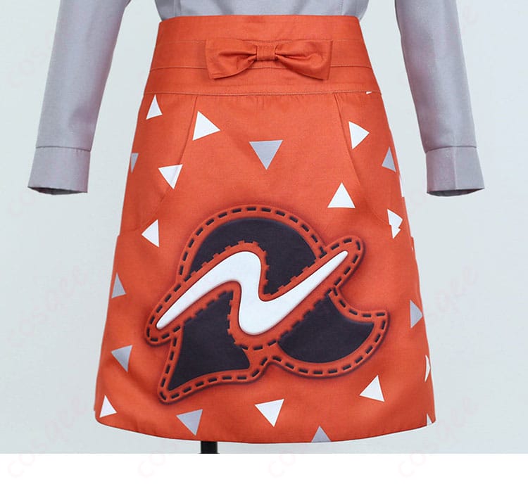 エプロン装飾の接写。フリルとテープワークでクラシックな印象を演出