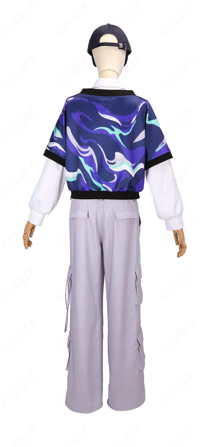 花籠つばさ デフォルト衣装の背面ディテール。上着とズボンのライン配置やシルエットのハリ感を強調。