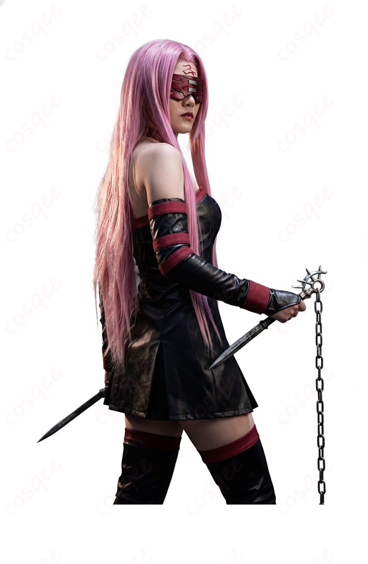 モデル横顔の細部。アームラインとベアトップ上端のフィット感が分かる