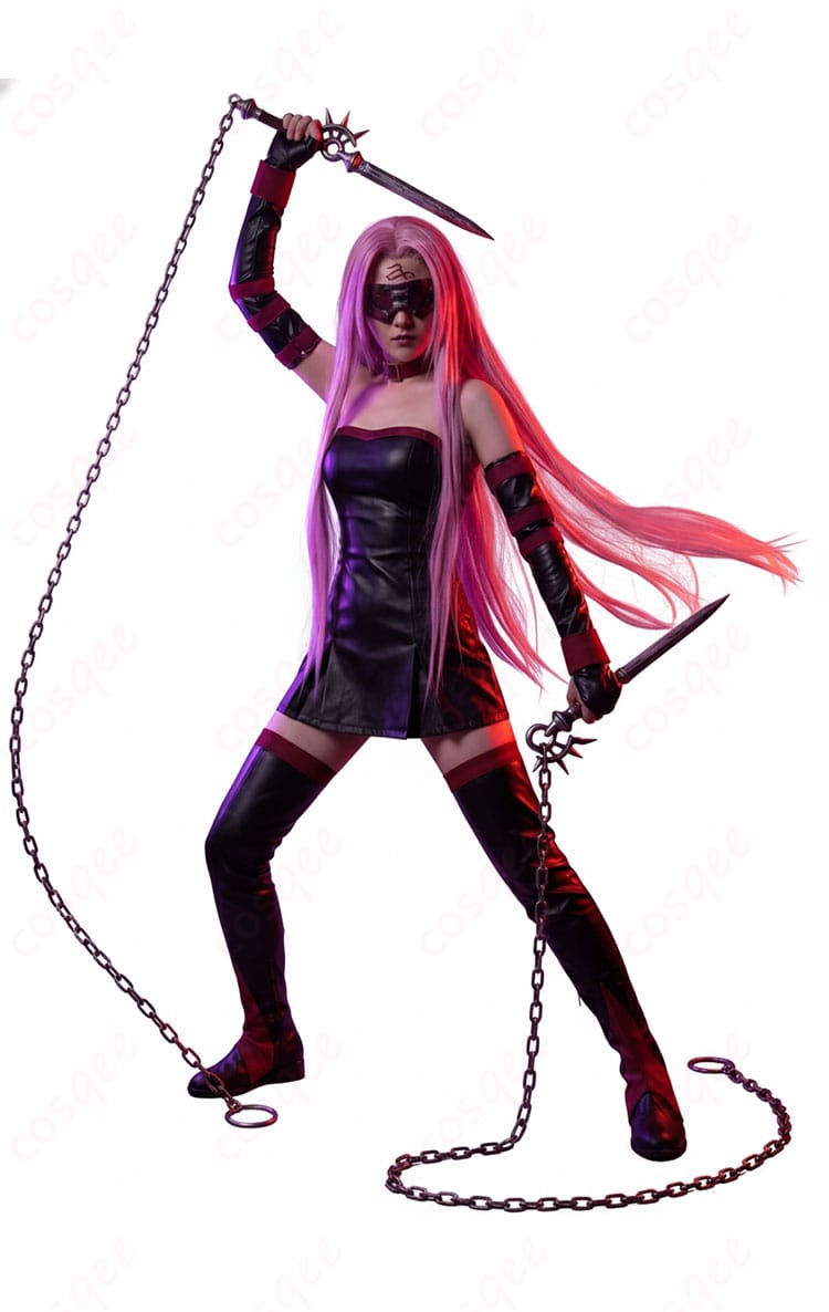 モデル着用の演技寄りカット。目隠しとアームカバーでキャラの雰囲気を再現