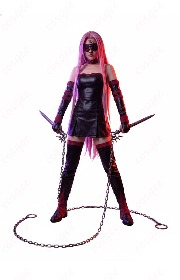 衣装の装飾ディテール近接。腕飾りとステッチワーク、素材の艶感を確認できる