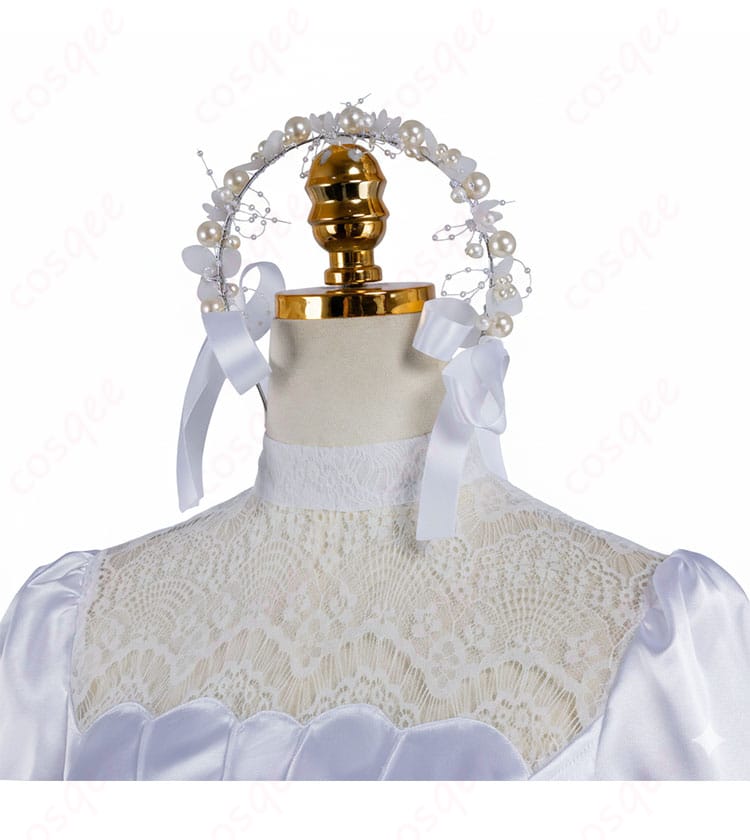 襟元とカチューシャの装飾ディテール。上品なアクセントが首周りを引き締める様子