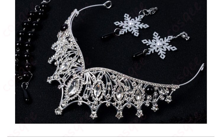 王冠・耳飾り・ネックレスなどアクセサリーの細部