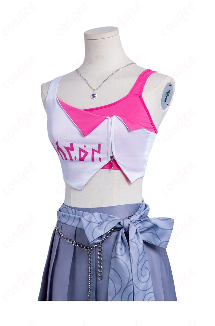 衣装全体の装飾ディテール｜ヘアピン・ベルト・縁取りの仕上げ精度