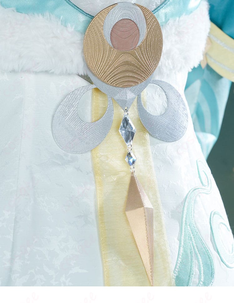 背面装飾のディテール。背中の飾り紐と金属調パーツの配置が分かるアップ。