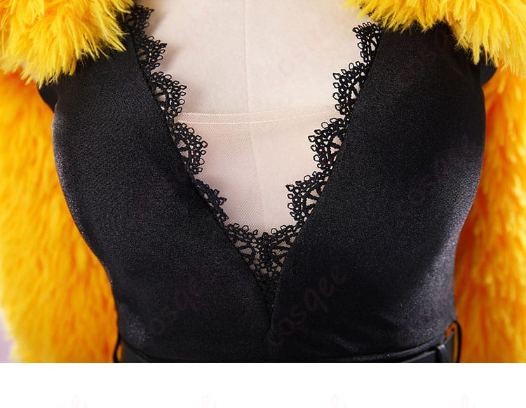 トップス襟元の装飾ディテールと縫製アップ