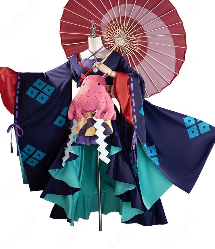 正面装飾のアップ。襟元や胸元のゴールド装飾と配色ディテール